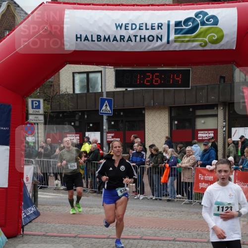 04.05.2025 - 8. Wedeler Halbmarathon Felixshl http://msf.ph/oto/7817036 04.05.2025 11:26:12 Ziel 801, 825, 978, 1123 meine-sportfotos.de