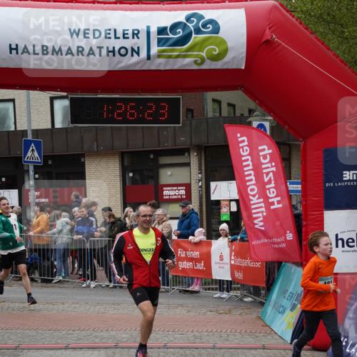 04.05.2025 - 8. Wedeler Halbmarathon Felixshl http://msf.ph/oto/7817062 04.05.2025 11:26:21 Ziel 482, 485, 801, 923 meine-sportfotos.de