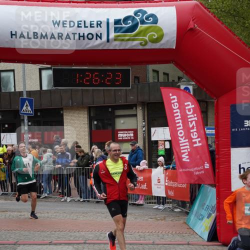 04.05.2025 - 8. Wedeler Halbmarathon Felixshl http://msf.ph/oto/7817063 04.05.2025 11:26:21 Ziel 482, 485, 801, 923 meine-sportfotos.de