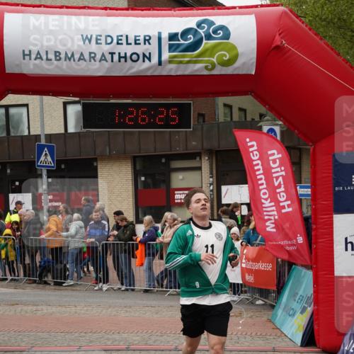 04.05.2025 - 8. Wedeler Halbmarathon Felixshl http://msf.ph/oto/7817069 04.05.2025 11:26:23 Ziel 482, 485, 923 meine-sportfotos.de