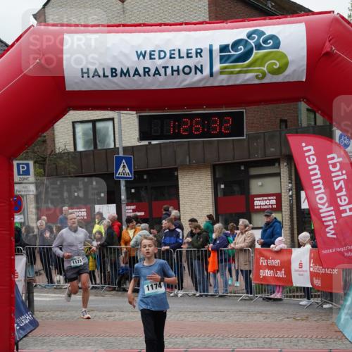 04.05.2025 - 8. Wedeler Halbmarathon Felixshl http://msf.ph/oto/7817074 04.05.2025 11:26:30 Ziel 1173, 1174 meine-sportfotos.de