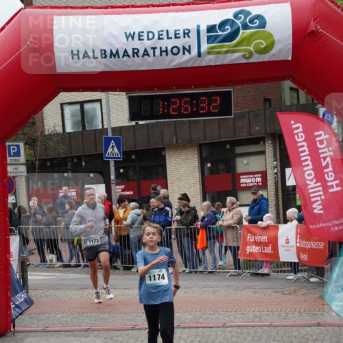04.05.2025 - 8. Wedeler Halbmarathon Felixshl http://msf.ph/oto/7817077 04.05.2025 11:26:30 Ziel 1173, 1174 meine-sportfotos.de
