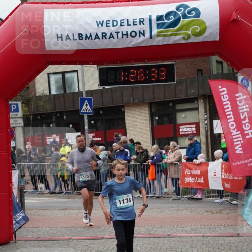 04.05.2025 - 8. Wedeler Halbmarathon Felixshl http://msf.ph/oto/7817079 04.05.2025 11:26:31 Ziel 1173, 1174, 1188 meine-sportfotos.de