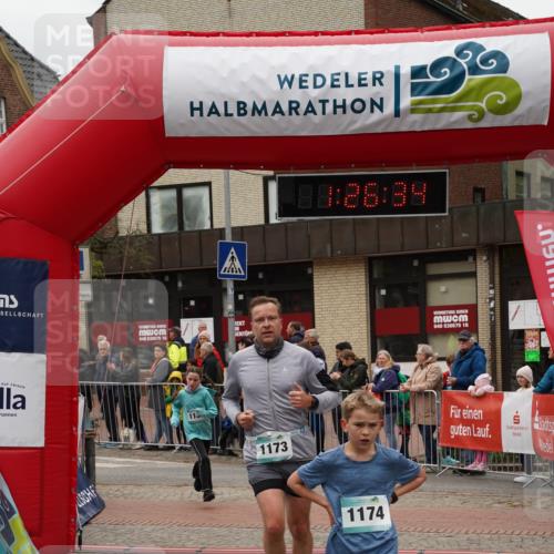 04.05.2025 - 8. Wedeler Halbmarathon Felixshl http://msf.ph/oto/7817080 04.05.2025 11:26:32 Ziel 957, 1173, 1174, 1188 meine-sportfotos.de