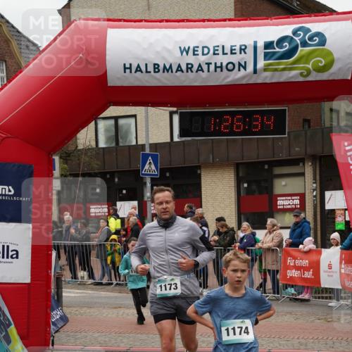 04.05.2025 - 8. Wedeler Halbmarathon Felixshl http://msf.ph/oto/7817081 04.05.2025 11:26:32 Ziel 957, 1173, 1174, 1188 meine-sportfotos.de