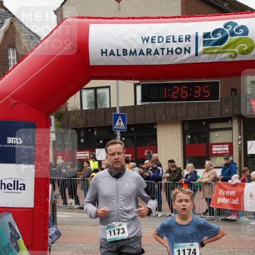 04.05.2025 - 8. Wedeler Halbmarathon Felixshl http://msf.ph/oto/7817084 04.05.2025 11:26:33 Ziel 957, 1173, 1174, 1188 meine-sportfotos.de