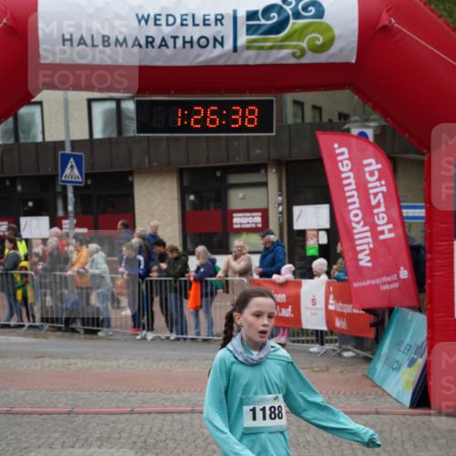 04.05.2025 - 8. Wedeler Halbmarathon Felixshl http://msf.ph/oto/7817089 04.05.2025 11:26:36 Ziel 957, 1173, 1174, 1188 meine-sportfotos.de
