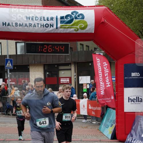 04.05.2025 - 8. Wedeler Halbmarathon Felixshl http://msf.ph/oto/7817099 04.05.2025 11:26:42 Ziel 643, 918, 919 meine-sportfotos.de