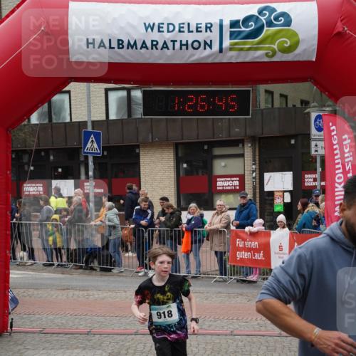 04.05.2025 - 8. Wedeler Halbmarathon Felixshl http://msf.ph/oto/7817100 04.05.2025 11:26:43 Ziel 643, 918, 919 meine-sportfotos.de