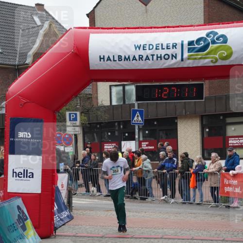 04.05.2025 - 8. Wedeler Halbmarathon Felixshl http://msf.ph/oto/7817118 04.05.2025 11:27:09 Ziel 303, 352 meine-sportfotos.de