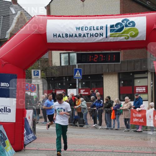 04.05.2025 - 8. Wedeler Halbmarathon Felixshl http://msf.ph/oto/7817121 04.05.2025 11:27:10 Ziel 303, 352 meine-sportfotos.de