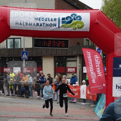 04.05.2025 - 8. Wedeler Halbmarathon Felixshl http://msf.ph/oto/7817151 04.05.2025 11:27:23 Ziel 1038, 1198, 1201 meine-sportfotos.de