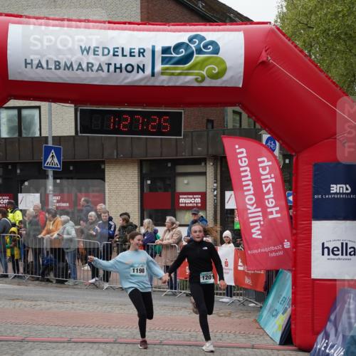 04.05.2025 - 8. Wedeler Halbmarathon Felixshl http://msf.ph/oto/7817153 04.05.2025 11:27:23 Ziel 1038, 1198, 1201 meine-sportfotos.de