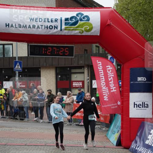 04.05.2025 - 8. Wedeler Halbmarathon Felixshl http://msf.ph/oto/7817154 04.05.2025 11:27:23 Ziel 1038, 1198, 1201 meine-sportfotos.de
