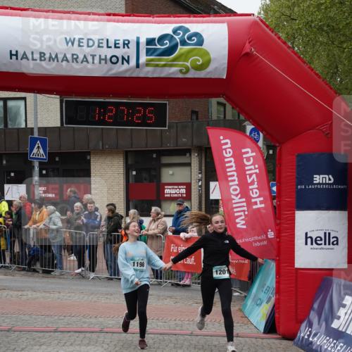04.05.2025 - 8. Wedeler Halbmarathon Felixshl http://msf.ph/oto/7817155 04.05.2025 11:27:23 Ziel 1038, 1198, 1201 meine-sportfotos.de