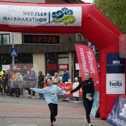 04.05.2025 - 8. Wedeler Halbmarathon Felixshl http://msf.ph/oto/7817157 04.05.2025 11:27:24 Ziel 1038, 1198, 1201 meine-sportfotos.de
