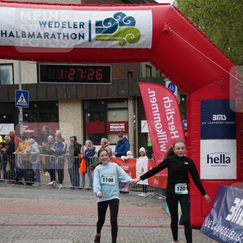 04.05.2025 - 8. Wedeler Halbmarathon Felixshl http://msf.ph/oto/7817159 04.05.2025 11:27:24 Ziel 1038, 1198, 1201 meine-sportfotos.de