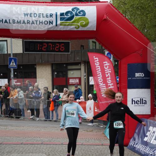 04.05.2025 - 8. Wedeler Halbmarathon Felixshl http://msf.ph/oto/7817160 04.05.2025 11:27:24 Ziel 1038, 1198, 1201 meine-sportfotos.de
