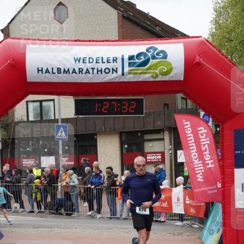 04.05.2025 - 8. Wedeler Halbmarathon Felixshl http://msf.ph/oto/7817166 04.05.2025 11:27:30 Ziel 674, 705 meine-sportfotos.de