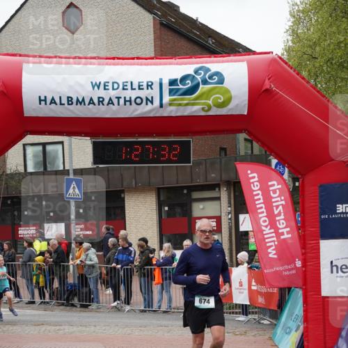 04.05.2025 - 8. Wedeler Halbmarathon Felixshl http://msf.ph/oto/7817167 04.05.2025 11:27:30 Ziel 674, 705 meine-sportfotos.de