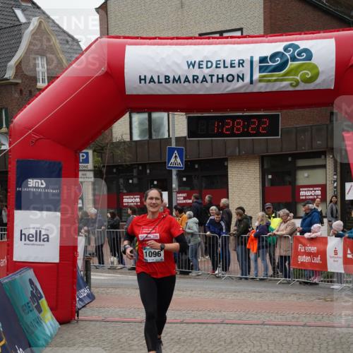 04.05.2025 - 8. Wedeler Halbmarathon Felixshl http://msf.ph/oto/7817258 04.05.2025 11:28:20 Ziel 372, 836, 1096, 1195 meine-sportfotos.de
