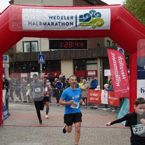04.05.2025 - 8. Wedeler Halbmarathon Felixshl http://msf.ph/oto/7817284 04.05.2025 11:28:42 Ziel 27, 227, 228, 301, 1204 meine-sportfotos.de