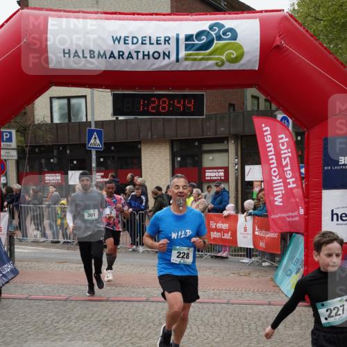 04.05.2025 - 8. Wedeler Halbmarathon Felixshl http://msf.ph/oto/7817285 04.05.2025 11:28:42 Ziel 27, 227, 228, 301, 1204 meine-sportfotos.de