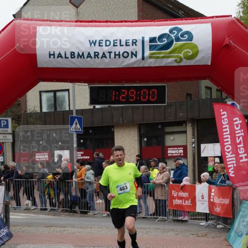 04.05.2025 - 8. Wedeler Halbmarathon Felixshl http://msf.ph/oto/7817310 04.05.2025 11:28:58 Ziel 483, 484 meine-sportfotos.de