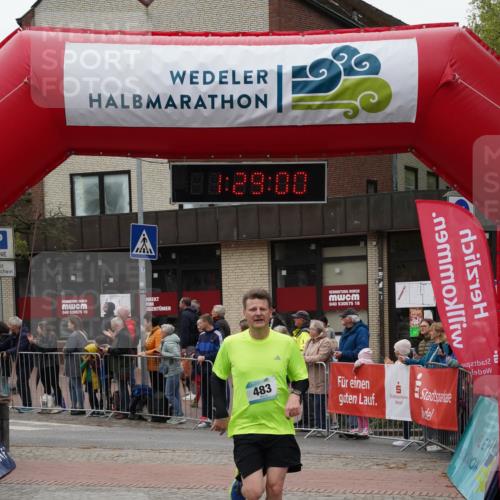 04.05.2025 - 8. Wedeler Halbmarathon Felixshl http://msf.ph/oto/7817312 04.05.2025 11:28:58 Ziel 483, 484 meine-sportfotos.de