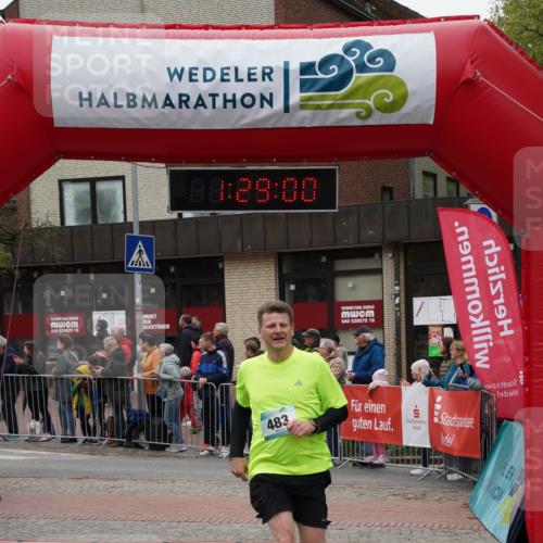 04.05.2025 - 8. Wedeler Halbmarathon Felixshl http://msf.ph/oto/7817314 04.05.2025 11:28:58 Ziel 483, 484 meine-sportfotos.de