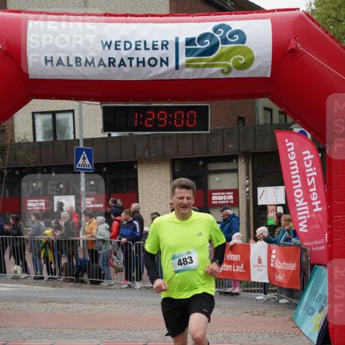 04.05.2025 - 8. Wedeler Halbmarathon Felixshl http://msf.ph/oto/7817315 04.05.2025 11:28:58 Ziel 483, 484 meine-sportfotos.de