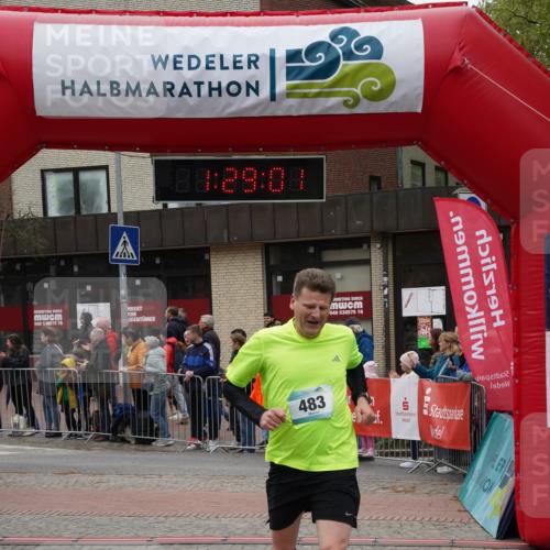 04.05.2025 - 8. Wedeler Halbmarathon Felixshl http://msf.ph/oto/7817316 04.05.2025 11:28:59 Ziel 483, 484, 924, 1139 meine-sportfotos.de
