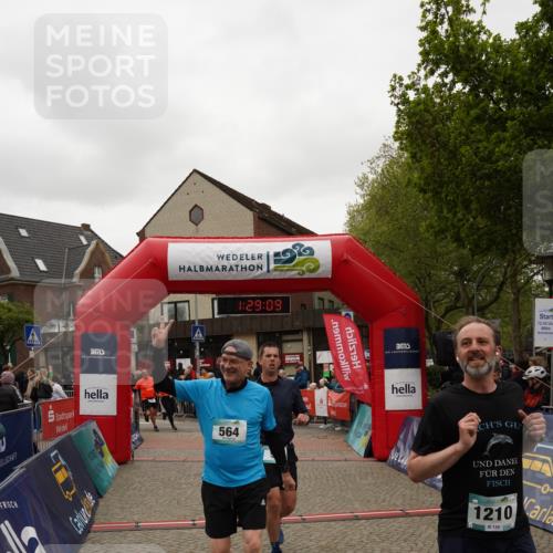 04.05.2025 - 8. Wedeler Halbmarathon Felixshl http://msf.ph/oto/7817328 04.05.2025 11:29:07 Ziel 56, 484, 564, 783, 784, 924, 1139, 1210 meine-sportfotos.de