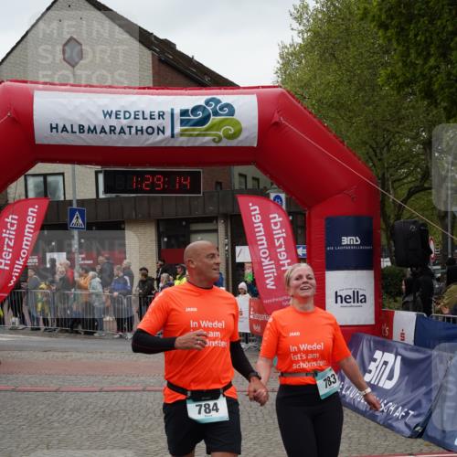04.05.2025 - 8. Wedeler Halbmarathon Felixshl http://msf.ph/oto/7817342 04.05.2025 11:29:12 Ziel 783, 784, 1203 meine-sportfotos.de