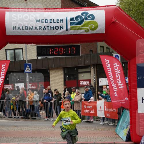 04.05.2025 - 8. Wedeler Halbmarathon Felixshl http://msf.ph/oto/7817345 04.05.2025 11:29:15 Ziel 783, 784, 1099, 1203 meine-sportfotos.de