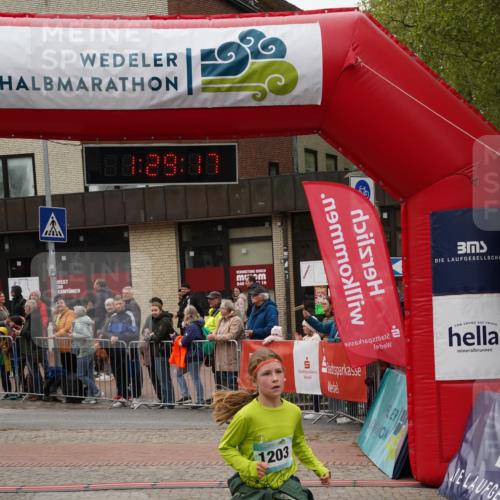 04.05.2025 - 8. Wedeler Halbmarathon Felixshl http://msf.ph/oto/7817348 04.05.2025 11:29:15 Ziel 783, 784, 1099, 1203 meine-sportfotos.de