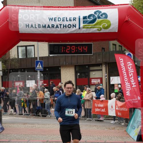 04.05.2025 - 8. Wedeler Halbmarathon Felixshl http://msf.ph/oto/7817389 04.05.2025 11:29:42 Ziel 969, 973 meine-sportfotos.de