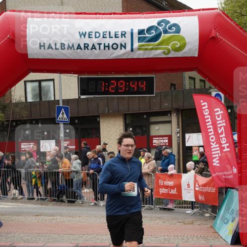 04.05.2025 - 8. Wedeler Halbmarathon Felixshl http://msf.ph/oto/7817390 04.05.2025 11:29:42 Ziel 969, 973 meine-sportfotos.de
