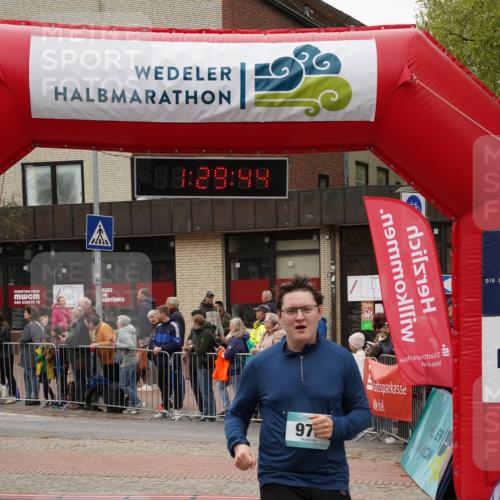 04.05.2025 - 8. Wedeler Halbmarathon Felixshl http://msf.ph/oto/7817393 04.05.2025 11:29:42 Ziel 969, 973 meine-sportfotos.de