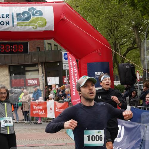 04.05.2025 - 8. Wedeler Halbmarathon Felixshl http://msf.ph/oto/7817446 04.05.2025 11:30:06 Ziel 454, 567, 575, 704, 959, 1006, 1133 meine-sportfotos.de