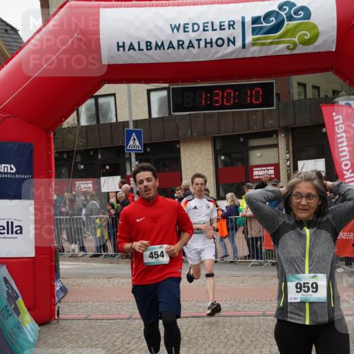 04.05.2025 - 8. Wedeler Halbmarathon Felixshl http://msf.ph/oto/7817450 04.05.2025 11:30:08 Ziel 454, 567, 575, 959, 1006 meine-sportfotos.de