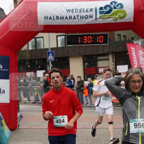 04.05.2025 - 8. Wedeler Halbmarathon Felixshl http://msf.ph/oto/7817454 04.05.2025 11:30:08 Ziel 454, 567, 575, 959, 1006 meine-sportfotos.de