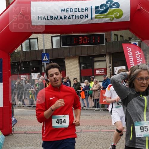 04.05.2025 - 8. Wedeler Halbmarathon Felixshl http://msf.ph/oto/7817455 04.05.2025 11:30:09 Ziel 454, 567, 575, 959, 1006 meine-sportfotos.de