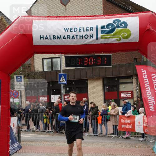 04.05.2025 - 8. Wedeler Halbmarathon Felixshl http://msf.ph/oto/7817479 04.05.2025 11:30:29 Ziel 798, 929 meine-sportfotos.de