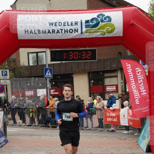 04.05.2025 - 8. Wedeler Halbmarathon Felixshl http://msf.ph/oto/7817482 04.05.2025 11:30:30 Ziel 798, 929 meine-sportfotos.de