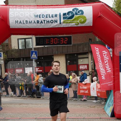 04.05.2025 - 8. Wedeler Halbmarathon Felixshl http://msf.ph/oto/7817484 04.05.2025 11:30:30 Ziel 798, 929 meine-sportfotos.de