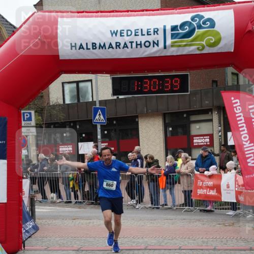 04.05.2025 - 8. Wedeler Halbmarathon Felixshl http://msf.ph/oto/7817495 04.05.2025 11:30:37 Ziel 846, 860 meine-sportfotos.de