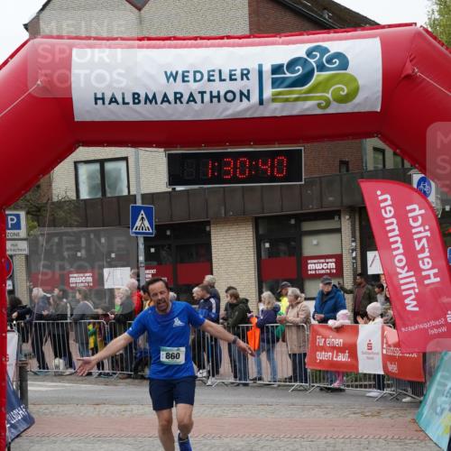 04.05.2025 - 8. Wedeler Halbmarathon Felixshl http://msf.ph/oto/7817497 04.05.2025 11:30:38 Ziel 846, 860 meine-sportfotos.de