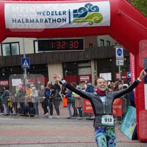 04.05.2025 - 8. Wedeler Halbmarathon Felixshl http://msf.ph/oto/7817666 04.05.2025 11:32:28 Ziel 236, 910, 1027 meine-sportfotos.de