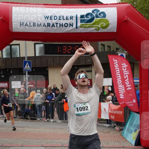 04.05.2025 - 8. Wedeler Halbmarathon Felixshl http://msf.ph/oto/7817728 04.05.2025 11:32:53 Ziel 33, 356, 696, 1092, 1160 meine-sportfotos.de